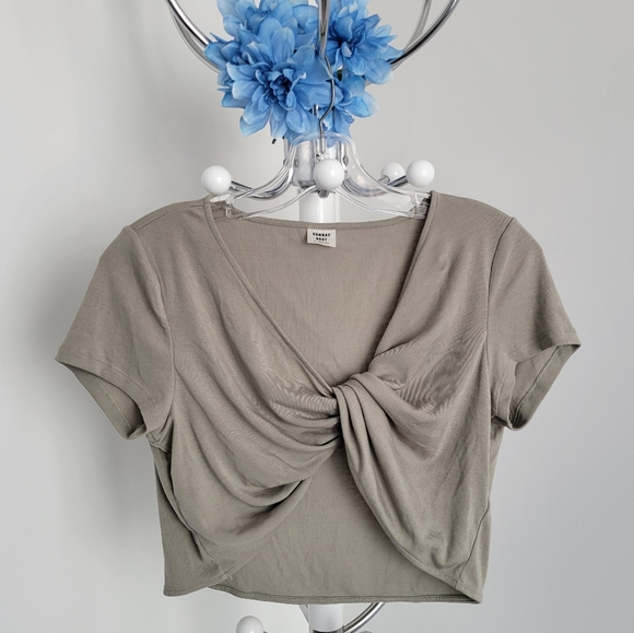 SUNDAY BEST // Twist Crop Top - Picture 1 of 2